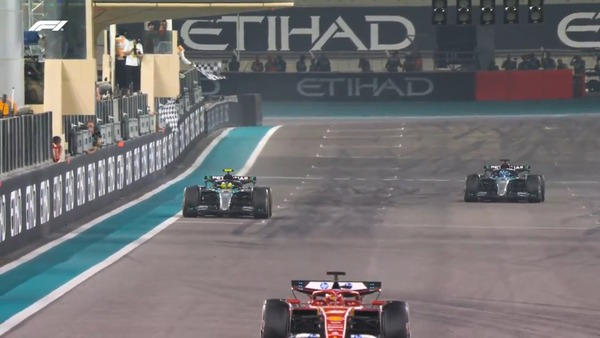 ルイス・ハミルトン、ファイナルラップでジョージ・ラッセルを抜いて4位でメルセデスでの最後のレースでフィニッシュラインを越える:2024年F1アブダビGP