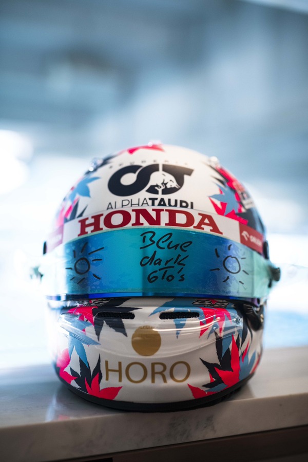 角田裕毅、マイアミ仕様のヘルメット：2023年F1マイアミGP
