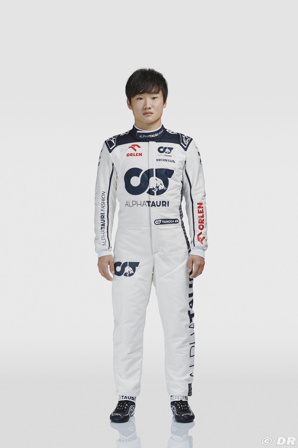 角田裕毅の2023年F1レーシングスーツとF1レーシングブーツ