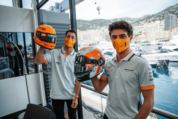 ダニエル・リチャルドとランド・ノリス、ガルフ・デザインのヘルメット:2021年F1モナコGP
