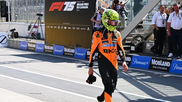 事故後、マクラーレンのガレージまで孤独に歩いて戻るノリス:2025年F1カナダGP