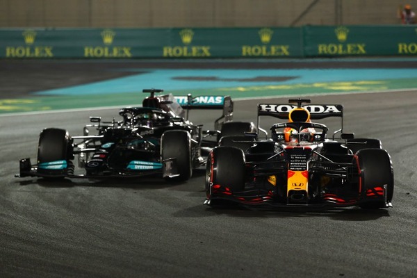 最終周回で、フェルスタッペンがライバルを抜いてトップに立ち、チャンピオンシップ優勝を果たした:2021年F1アブダビGP