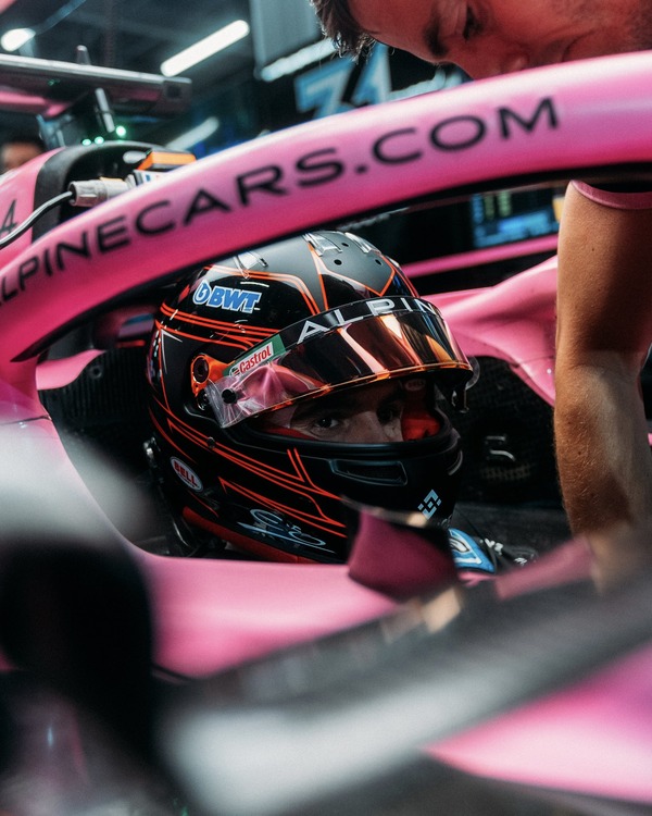 エステバン・オコン 2023年F1ヘルメット（BELL製ヘルメット）