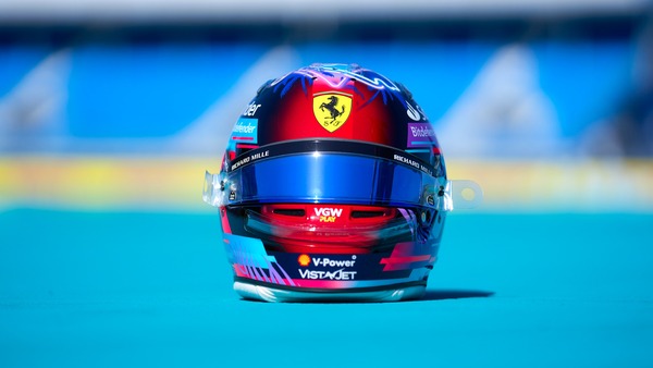 カルロス・サインツ、マイアミ仕様のヘルメット:2023年F1マイアミGP