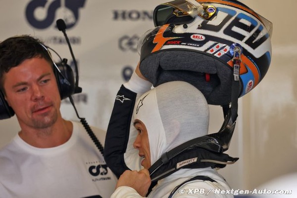 ニック・デ・フリース 2023年F1ヘルメット（BELL製ヘルメット）