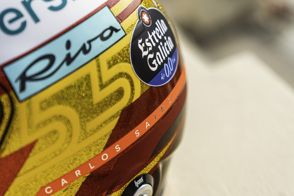 カルロス・サインツJr.、2021年F1アブダビGP用のヘルメット・デザイン
