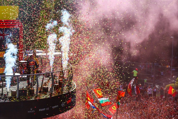 2022年F1イタリアGP表彰台前のティフォシ