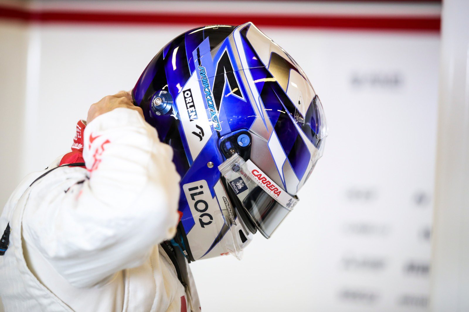 キミ・ライコネン、最終戦のヘルメットはF1デビュー時の青基調の キミ・ライコネン、最終戦のヘルメットはF1デビュー時の青基調の