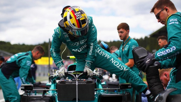 セバスチャン・ベッテルは2022年F1オーストリアGPで「みつばちの危機を救おう」と描かれたヘルメットを着用