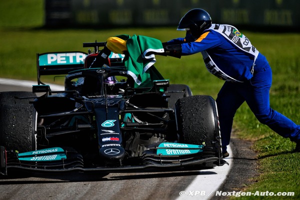 ハミルトン、マーシャルからブラジル国旗を渡される:2021年F1サンパウロGP