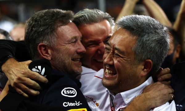 レッドブルのF1優勝を喜ぶクリスチャン・ホーナーと山本雅史(ホンダ)