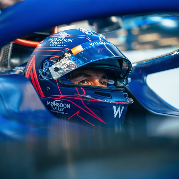 アレックス・アルボンの2023年F1ヘルメット（BELL製ヘルメット）