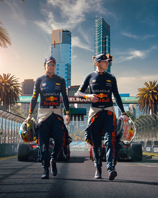 セルジオ・ぺレスの2023年F1レーシングスーツ、F1レーシングブーツ、F1ヘルメット