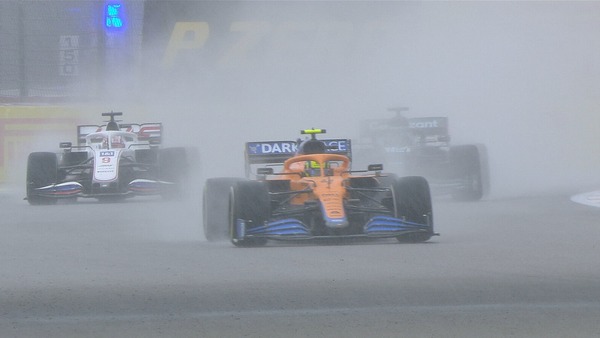 ランド・ノリス（マクラーレン）突然の大雨でトップ維持がきびしくなった、後ろは2位のルイス・ハミルトン（メルセデス）と周回遅れのニキータ・マゼピン（ハース）：2021年F1ロシアGP