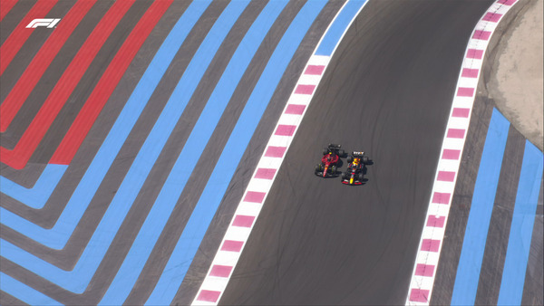 フェラーリのピットが混乱するなか、サインツがペレスをオーバーテイク:2022年F1フランスGP