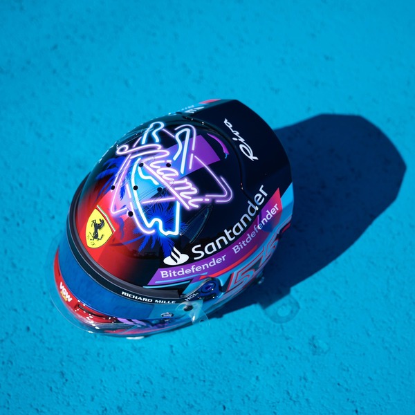 カルロス・サインツ、マイアミ仕様のヘルメット:2023年F1マイアミGP