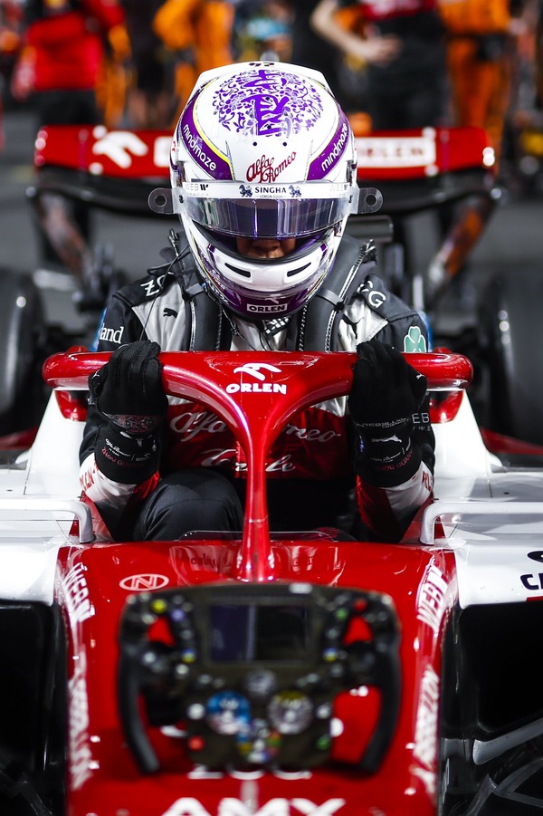 周冠宇 2022年F1ヘルメット