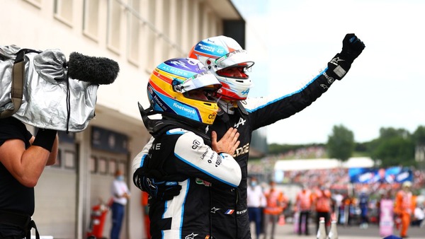 フェルナンド・アロンソ、エステバン・オコンの優勝を祝す:2021年F1ハンガリーGP