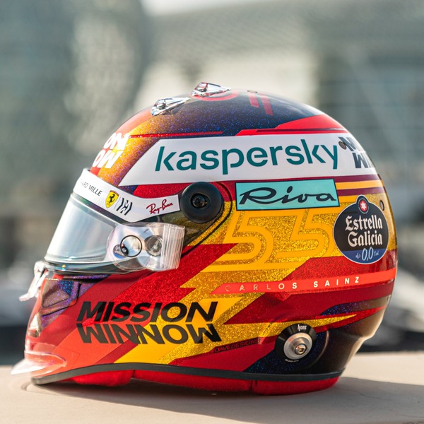 カルロス・サインツJr.、2021年F1アブダビGP用のヘルメット・デザイン