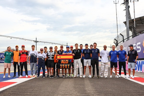 フェルナンド・アロンソのF1レース出走350回を祝してドライバー集合写真:2022年F1シンガポールGP