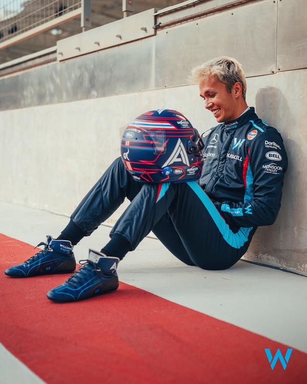アレックス・アルボンの2023年F1ヘルメットとF1レーシングスーツとF1レーシングブーツ