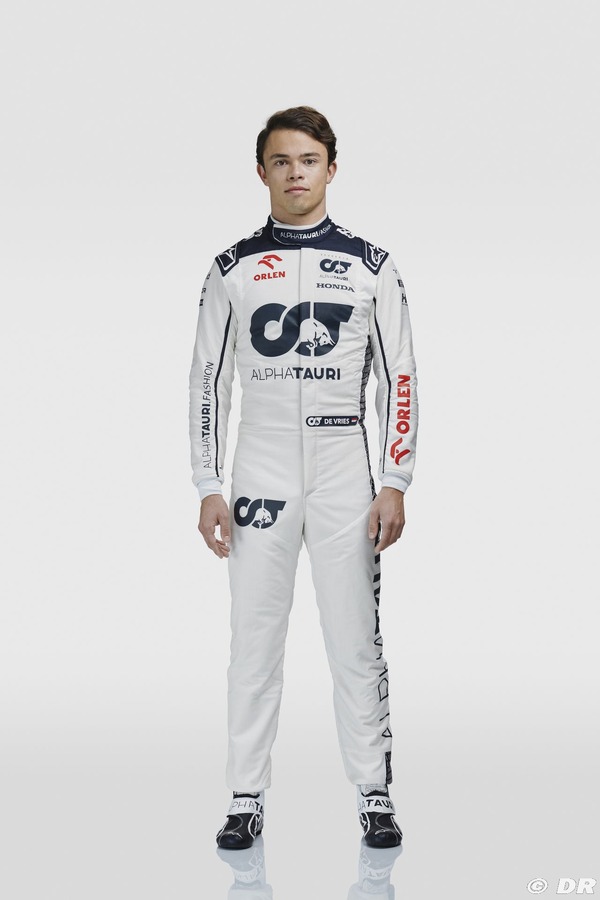 ニック・デ・フリースの2023年F1レーシングスーツとF1レーシングブーツ