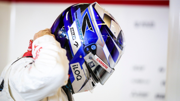 キミ・ライコネン、最終戦のヘルメットはF1デビュー時の青基調の キミ・ライコネン、最終戦のヘルメットはF1デビュー時の青基調の