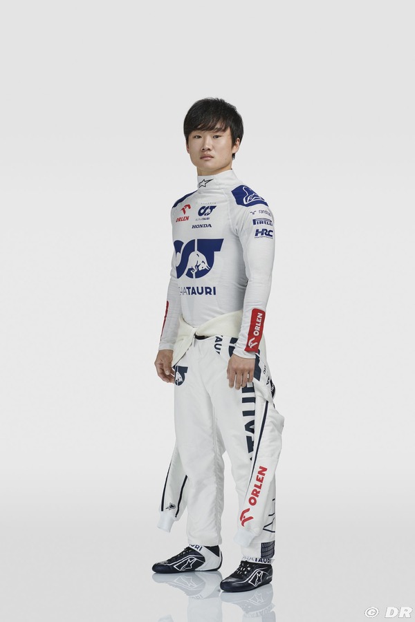 角田裕毅の2023年F1レーシングスーツとF1レーシングブーツ