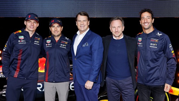 マックス・フェルスタッペン、セルジオ・ペレス、フォード・モーター社長兼CEOジム・ファーリー、クリスチャン・ホーナー、ダニエル・リチャルド:レッドブルRB19発表会