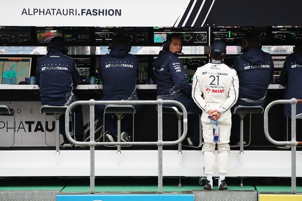 ニック・デ・フリースの2023年F1レーシングスーツとF1レーシングブーツ