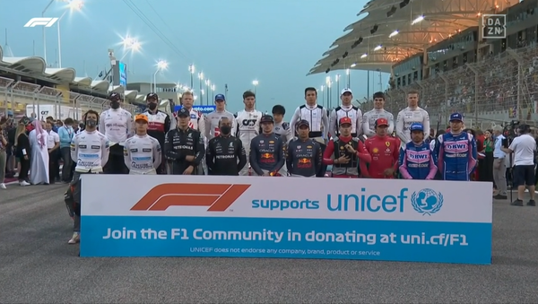 F1が支援するユニセフの看板の前でF1ドライバー集合写真:2022年F1バーレーンGP 3