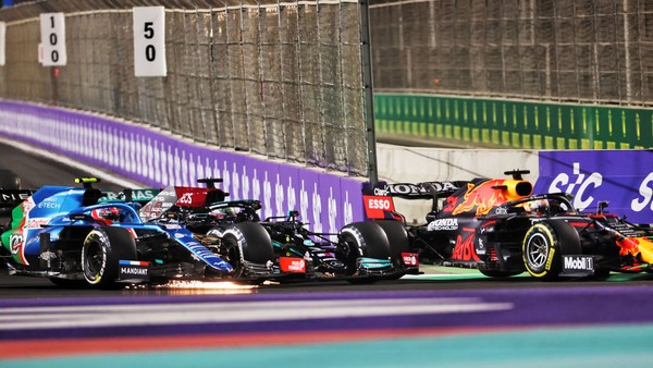 リスタートでトップ争いのフェルスタッペン、ハミルトン、オコン:2021年F1サウジアラビアGP