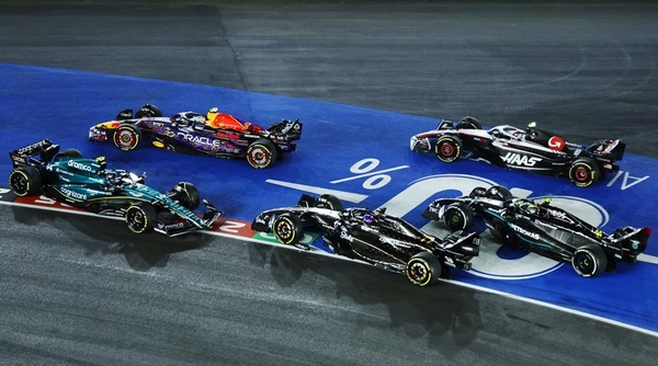 反対方向を向いたフェルナンド・アロンソとその他多数、スタートのターン1で混乱:2023年F1ラスベガスGP