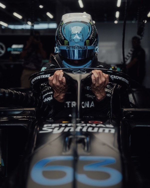 ジョージ・ラッセル 2023年F1ヘルメット（BELL製ヘルメット）レギュラーカラー