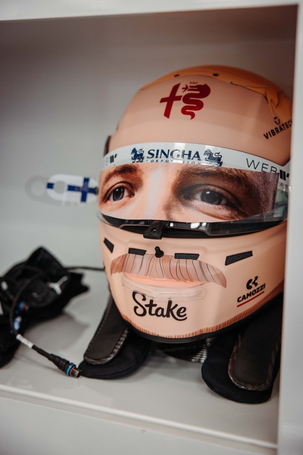 バルテリ・ボッタスのヘルメット：2023年F1バーレーンテスト仕様（Stilo（スティーロ）製ヘルメット）