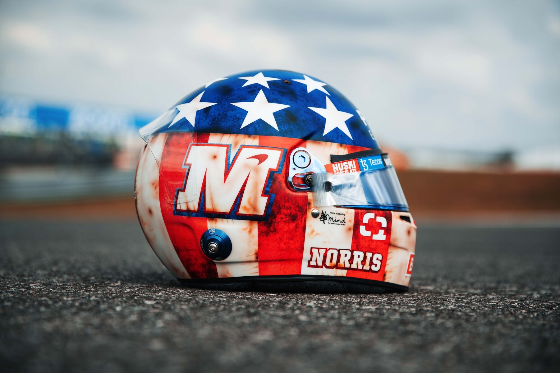 ランド・ノリス、モナコ仕様のヘルメット : F1通信jp 1/2ヘルメット