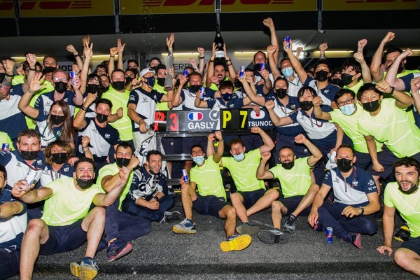 角田裕毅、チームスタッフと7位入賞を喜ぶ集合写真:2021年F1アゼルバイジャンGP