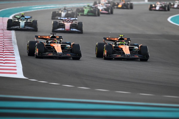 ピアストリはハードタイヤでレースをスタートし、1周目にノリスを抜いた：2025年F1アブダビGP
