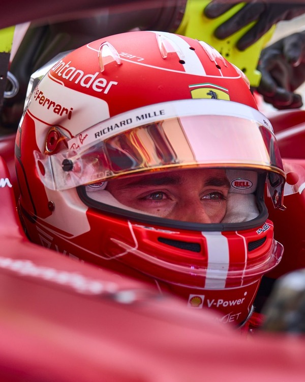シャルル・ルクレール 2022年F1ヘルメット