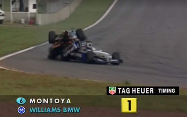 トップ走行のファン・パブロ・モントーヤ（ウィリアムズ）に乗り上げるヨス・フェルスタッペン（アロウズ）：2001年F1ブラジルGP