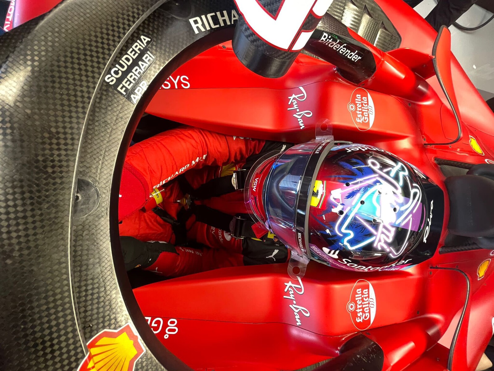 カルロス・サインツ - マイアミ仕様のヘルメット:2023年F1 : F1 カルロス・サインツ - マイアミ仕様のヘルメット:2023年F1 : F1