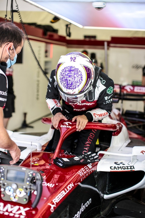 周冠宇 2022年F1ヘルメット