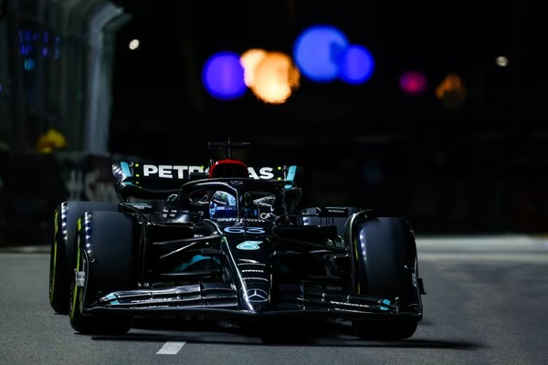 レース後半にミディアムを装着したラッセルは、作戦を成功させるまで本当にあと一歩まで迫った:2023年F1シンガポールGP