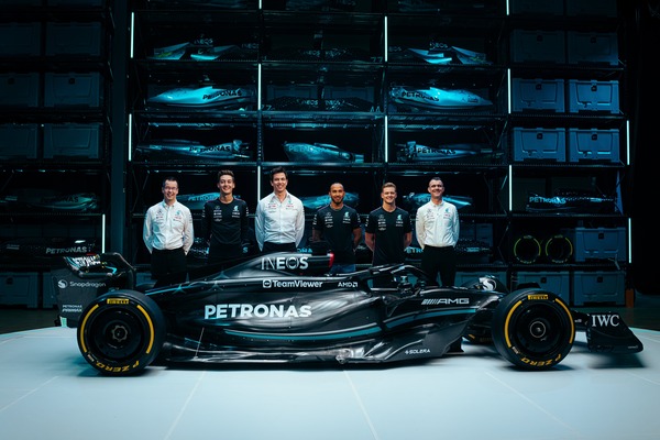 マイク・エリオット(メルセデスF1チーム技術責任者)、ジョージ・ラッセル、トト・ヴォルフ(メルセデスF1チーム代表)、ルイス・ハミルトン、ミック・シューマッハ、ハイウェル・トーマス(メルセデスAMGハイパフォーマンス・パワートレインズ・マネージングディレクター)、メルセデスW14