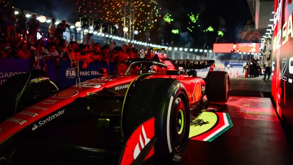 元チームメイトの小さな助けを借りたサインツが優勝した:2023年F1シンガポールGP
