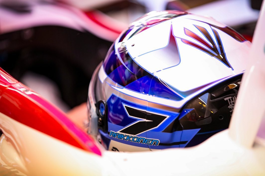 キミ・ライコネン、最終戦のヘルメットはF1デビュー時の青基調の キミ・ライコネン、最終戦のヘルメットはF1デビュー時の青基調の