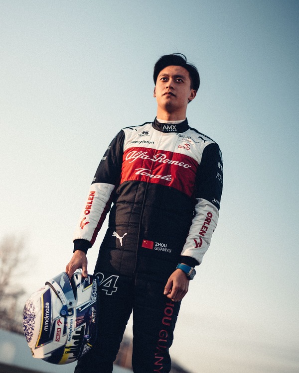 周冠宇 2022年F1ヘルメット