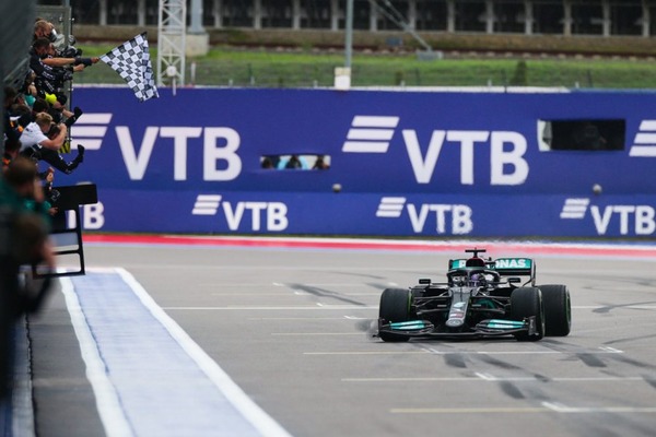 ハミルトンが辛抱強さを発揮し、シルバーストーン以来の優勝を果たした:2021年F1ロシアGP