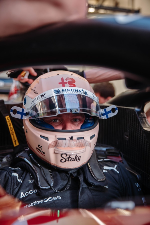 バルテリ・ボッタスのヘルメット：2023年F1バーレーンテスト仕様（Stilo（スティーロ）製ヘルメット）