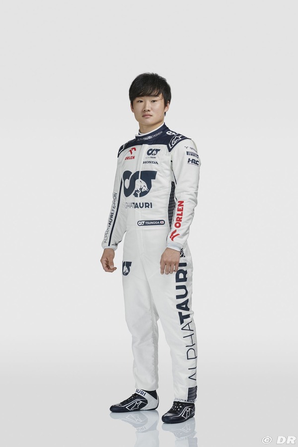 角田裕毅の2023年F1レーシングスーツとF1レーシングブーツ